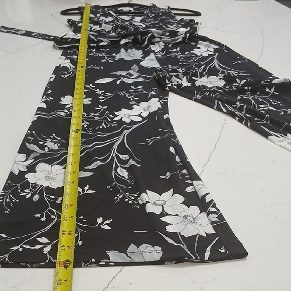 Calvin Klein Black and White Floral Croped Jumpsuit with VNeck Sz 2 New With Tag - Picture 9 of 11